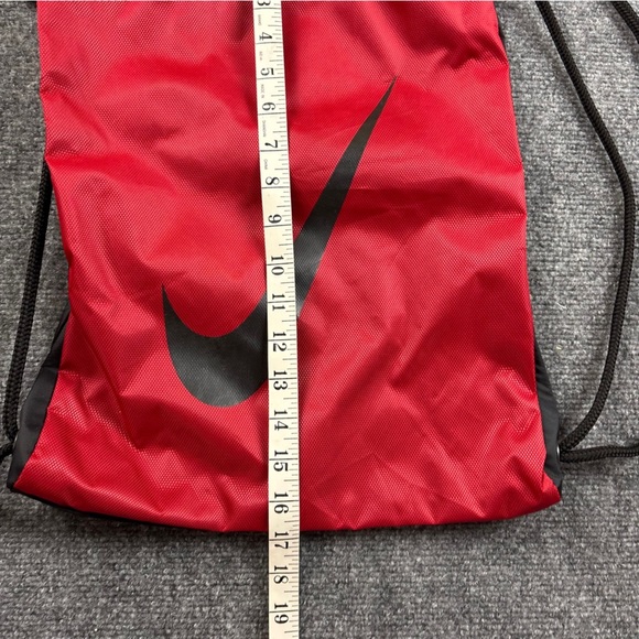 NIKE Men’s Black/Red Nike Swoosh Drawstring Bag One Size - Picture 6 of 6